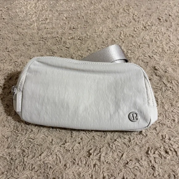 NEW Lululemon Everywhere Belt Bag 1L Bone Concert Festival Fanny Pack Crossbody - Picture 1 of 3